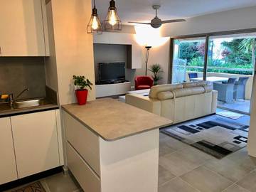 Gîte pour 4 personnes, avec terrasse ainsi que vue et piscine dans Office De Tourisme De Juan Les Pins