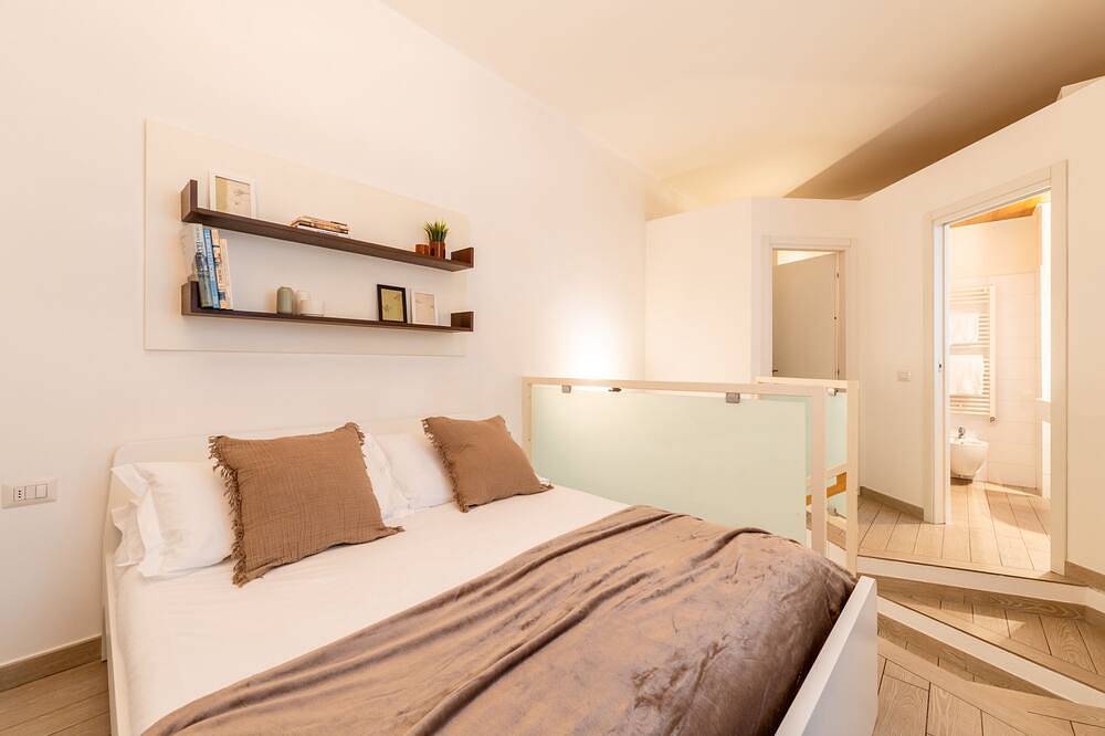 Entire apartment, Como Sunny Loft - One Bedroom Apartment, Sleeps 4 in Como, Lake Como