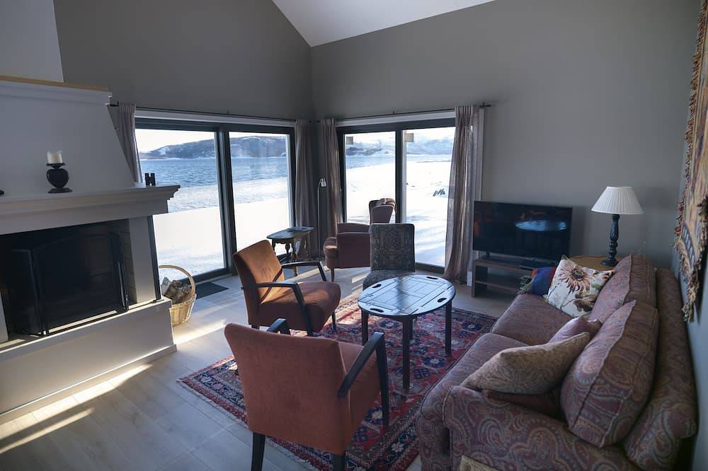 Unique home by the sea. 10 meters from shore-line. Exceptional in Bodø