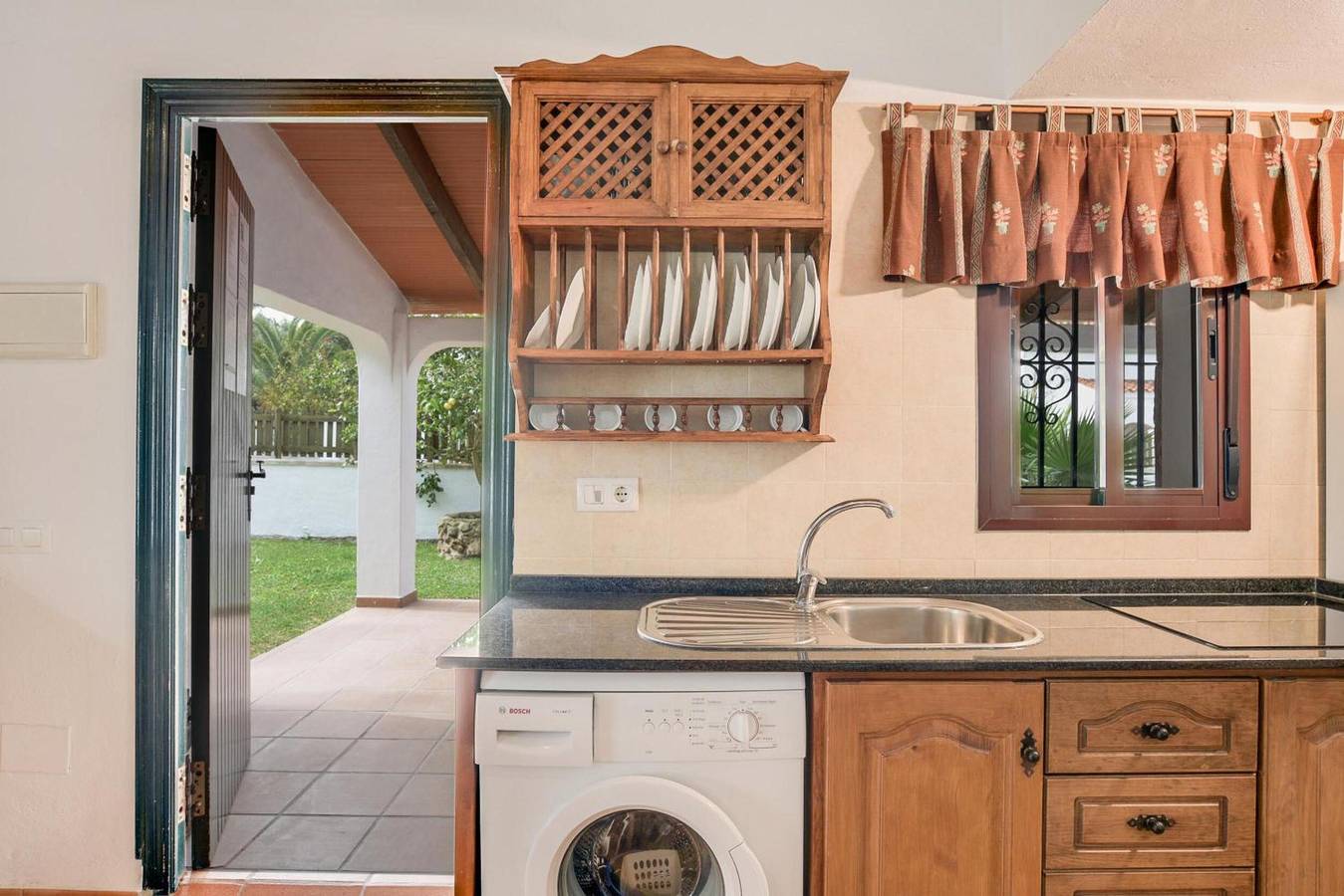 Holiday Home 'Miguelin 1' with Shared Pool, Wi-Fi and Air Conditioning in Playa de Zahora, Barbate