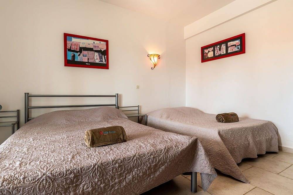 Villa indipendente con piscina privata, Tv, patio, animali ammessi, vista panoramica, parcheggio in Santa Lucia di Moriani, Corte e dintorni
