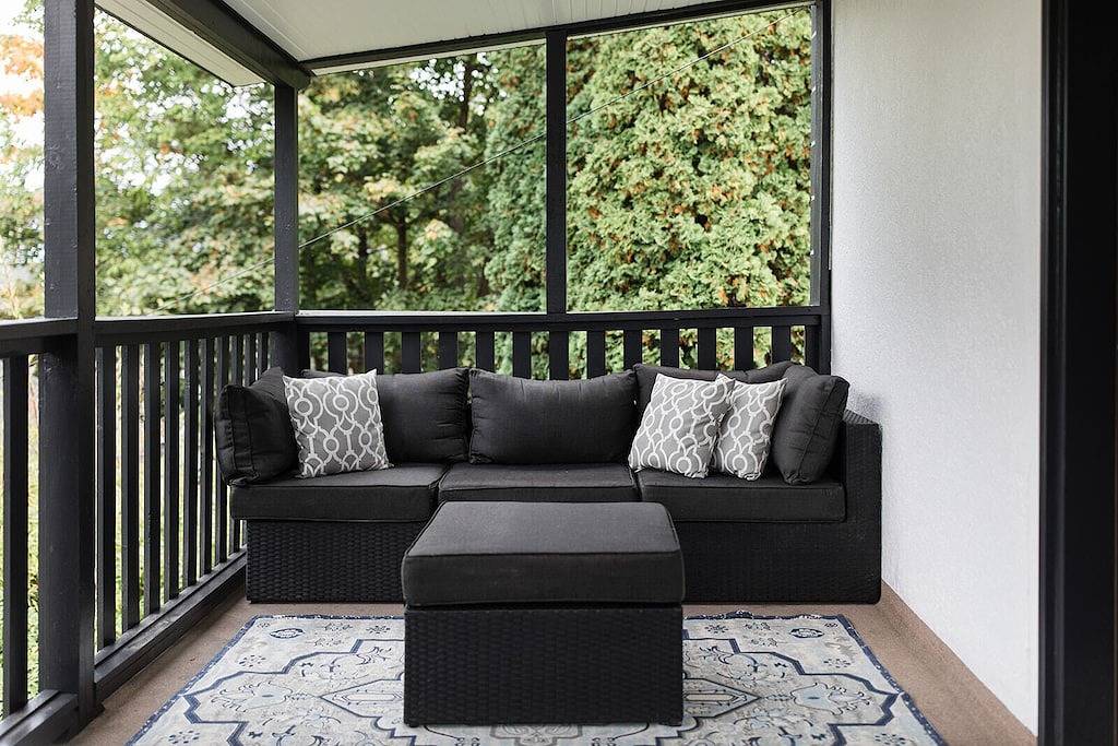 Executive Luxury heritage home with lake views minutes from shops, beach & ski! in Nelson, Whitewater Ski Resort