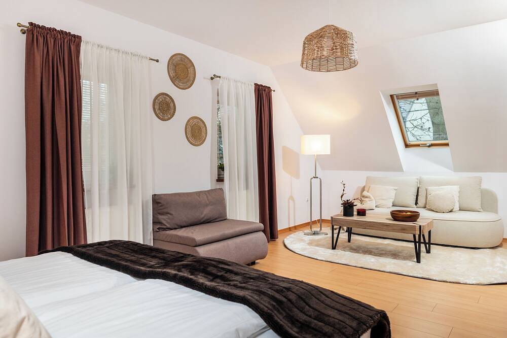 ★ Private Hot Tub ★ King Size Beds ★ Garden ★ Cinema ★ in Krakau, Kleinpolen