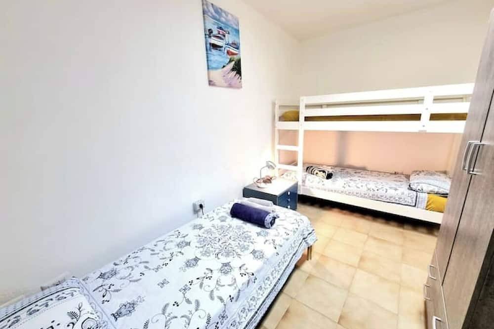 4 min walk to the beach! Cosy home with lush patio. in Solanas, Comune di Sinnai