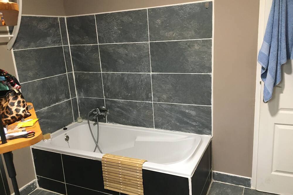 Villa in Provence Occitane, private fenced pool, enclosed garden, air conditioning in Saint-Nazaire (Nimes), Nimes region