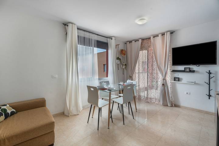 Apartamento entero, Vacaciones 'Candelaria' con vistas al mar, piscina compartida y Wi-Fi in Las Caletillas, Candelaria
