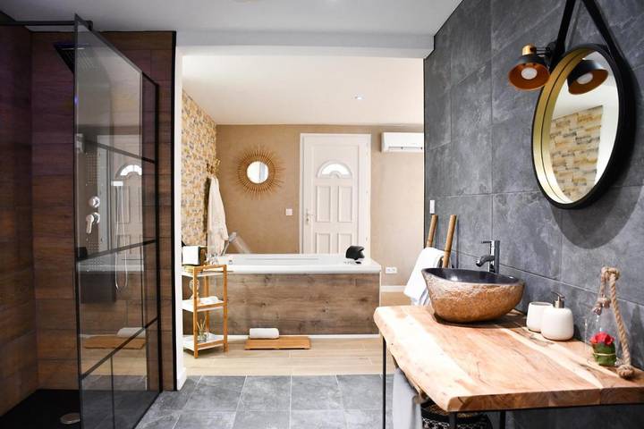 Maison d’hôte pour 2 personnes, avec Jacuzzi et Terrasse ainsi que Jardin et Piscine