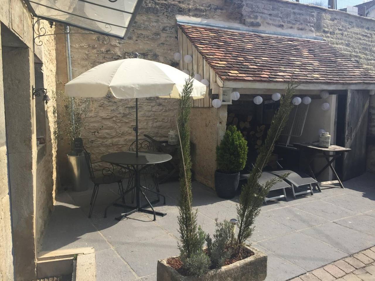 Charmantes renoviertes Haus mit Terrasse, Haustiere erlaubt, malerisches Dorf in Bèze, Dijon und Umgebung