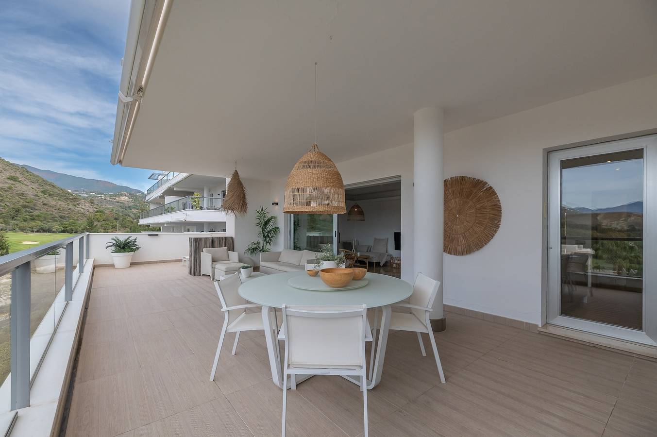 Apartamento entero, Apartamento 'Avalon' con vistas al mar, Wi-Fi y aire acondicionado in Los Arqueros Golf and Country Club, Benahavís