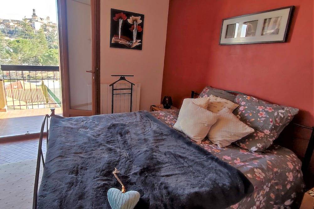 Ganze Wohnung, Apartment F2 + terrace - rated 3 stars - with village and Canigou views in Vernet-les-Bains, Parc naturel régional des Pyrénées catalanes