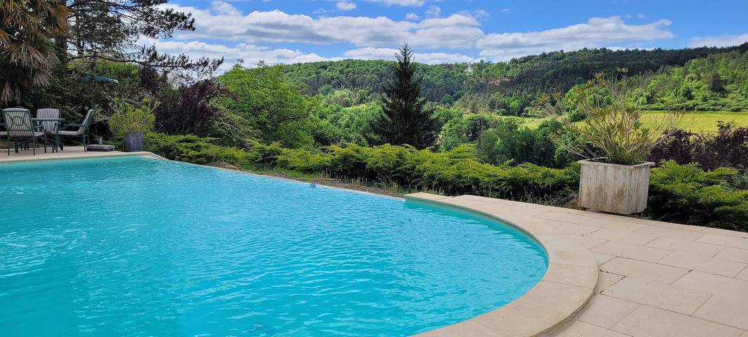 Location de vacances pour 8 personnes, avec jardin ainsi que piscine et terrasse, animaux acceptés à Auriac-du-Périgord