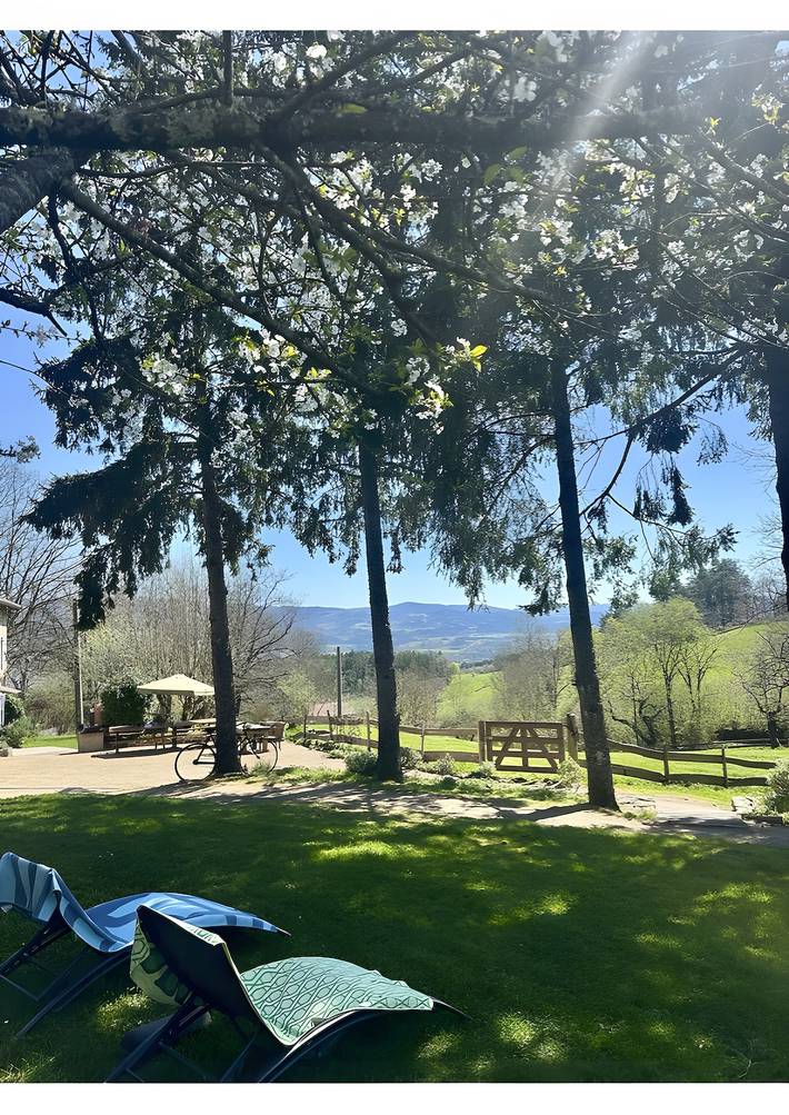 Gîte La Vie Pradis avec vue sur les montagnes, terrasse privée et wifi in Bertignat, Parc Naturel Régional Livradois-Forez
