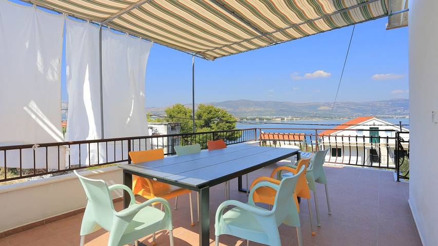 Apartament wakacyjny dla 6 osób, z taras w Arbanija