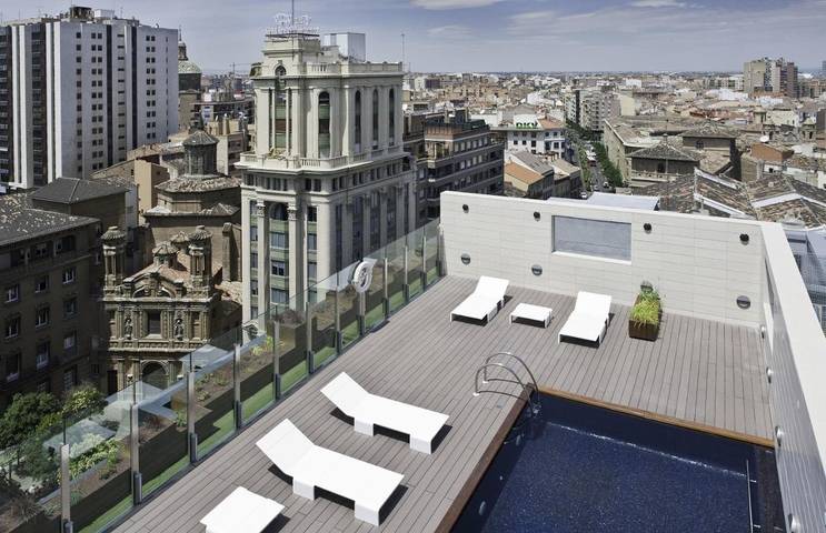 Hôtel pour 3 personnes, avec terrasse ainsi que vue et piscine - 1