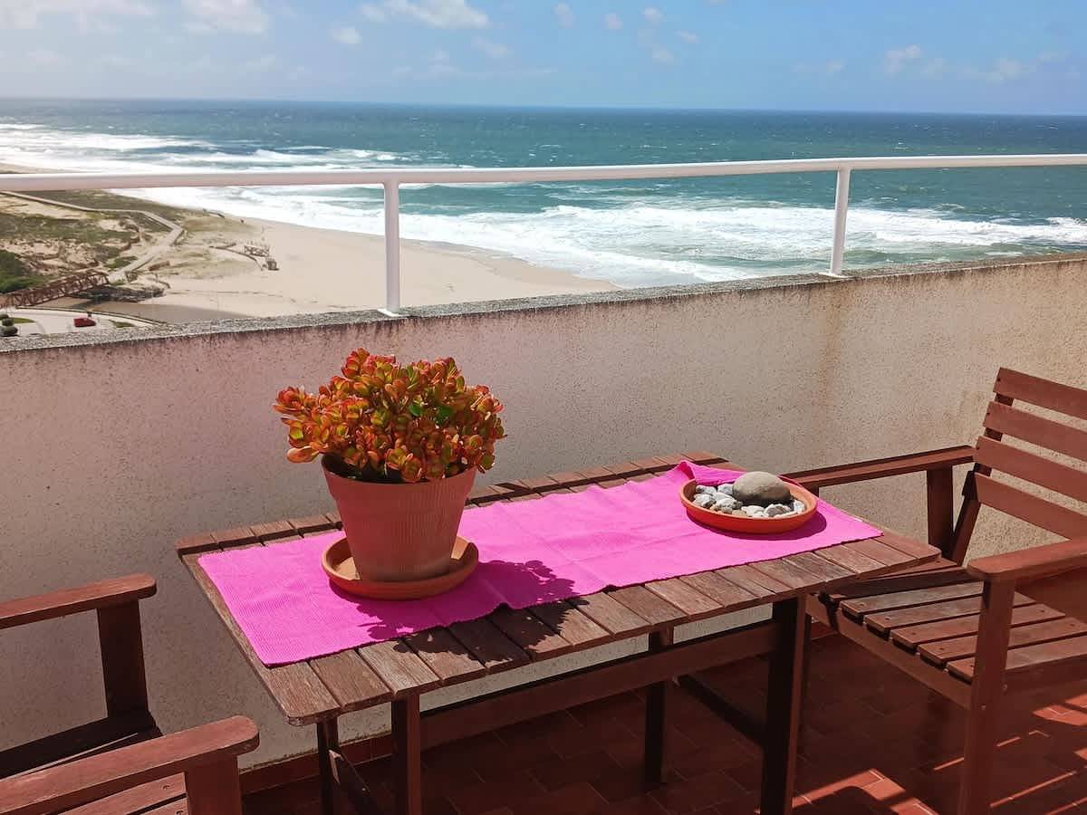 Apartamento inteiro, Apartamento de férias para 2 pessoas com varanda/terraço in Praia da Areia Branca, Lourinhã
