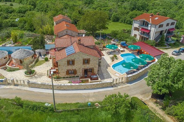 Ferienwohnung für 4 Personen, mit Pool und Terrasse sowie Garten, mit Haustier