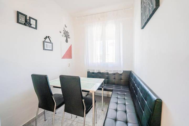 Vakantiewoning voor 5 personen, met balkon/terras en zwembad op Pag