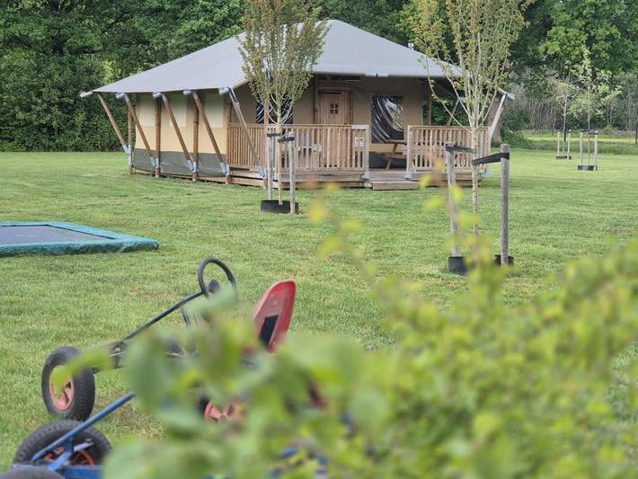 Glamping voor 6 personen, with Balkon and Terras as well as Uitzicht in Putten
