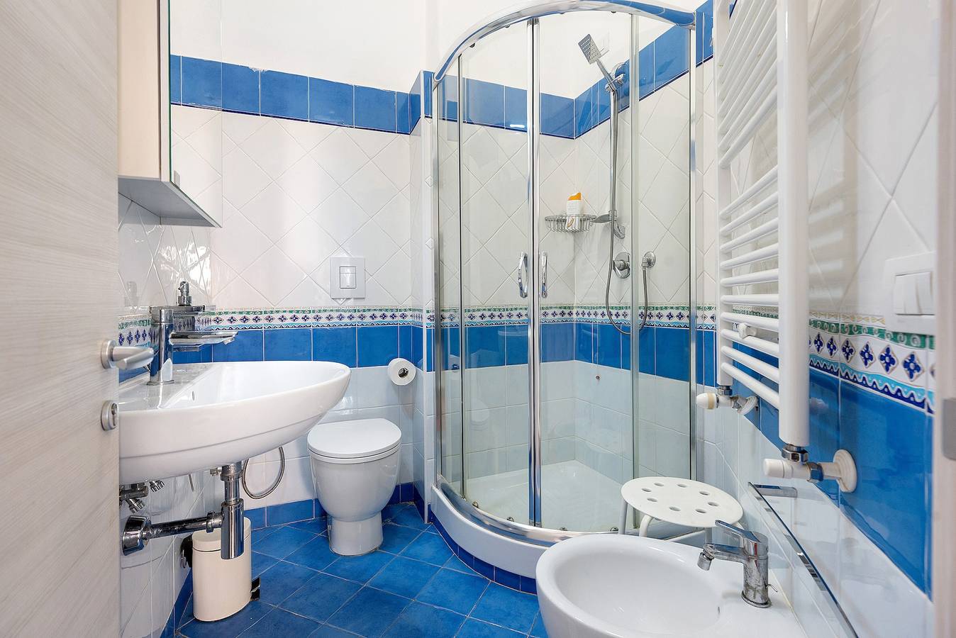 Divina Salerno – Zimmer Cetara mit Gemeinschaftsterrasse, Wlan und Klimaanlage in Salerno, Tyrrhenische Küste Kampanien