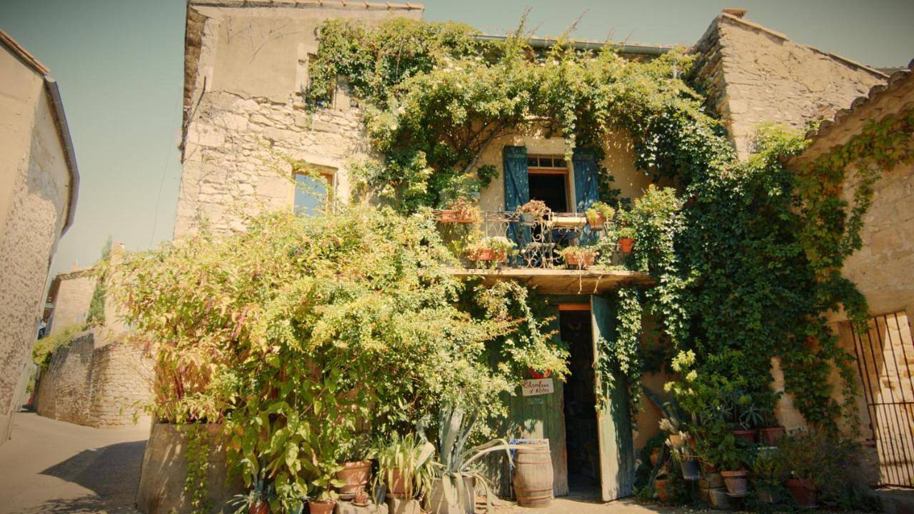Family Room with Private Bathroom in Collias, Région de Nîmes