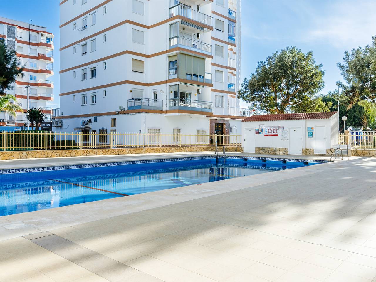 Entire apartment, Charming beachfront apartment in Torre del Mar, 2 bedrooms, air conditioning, pool in Playa de Torre del Mar, Torre del Mar