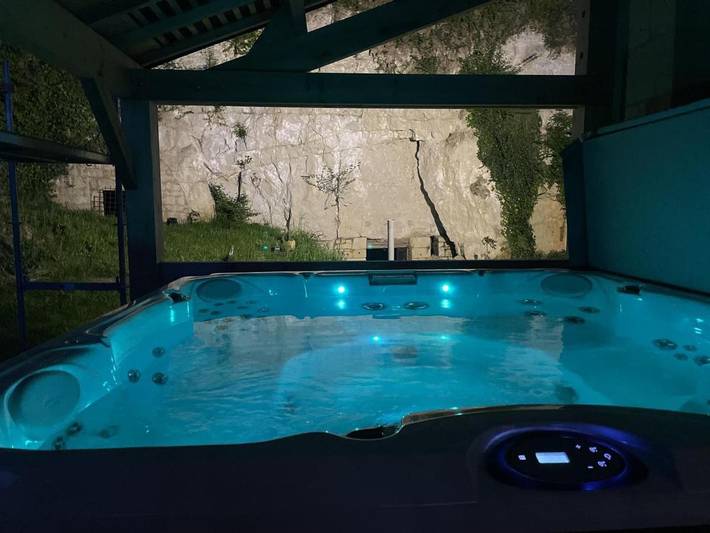 Gîte pour 11 personnes, avec jacuzzi ainsi que terrasse et jardin à Saint-Germain-sur-Vienne