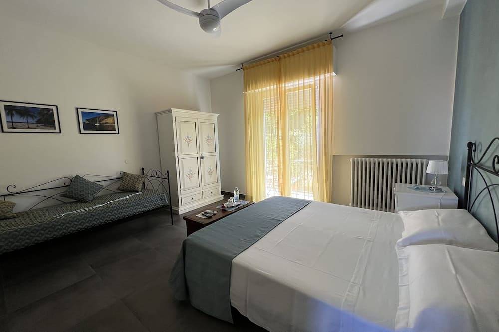 Apartment in a two-family house with exclusive park and pool 10' from the sea in Tavullia, Pesaro-Urbino
