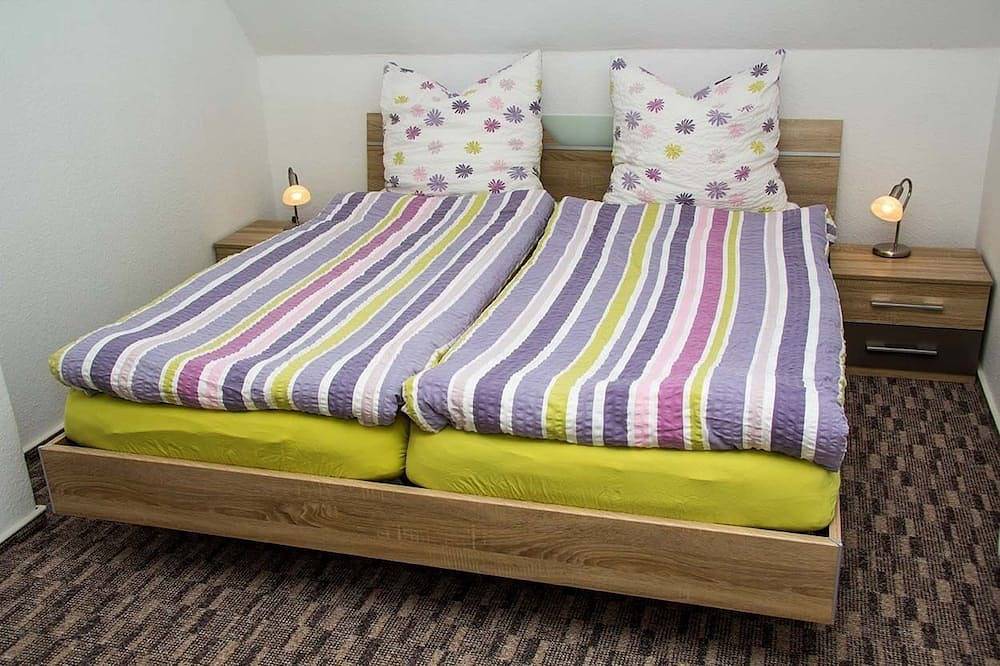 Ferienhaus mit großem eingezäunten Grundstück direkt am Kanal in Grimersum, Krummhörn