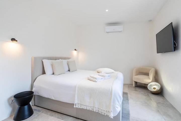 Gîte pour 2 personnes, avec vue ainsi que piscine et jardin à Montblanc - 4