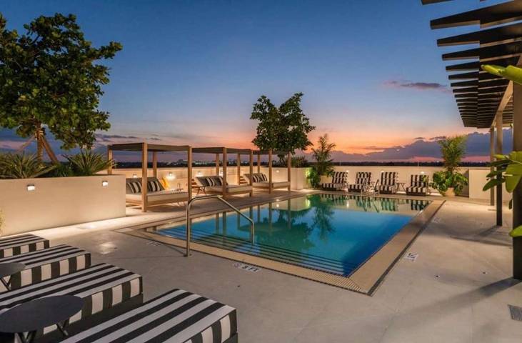 Apartamento para 4 personas, con vistas además de balcón y piscina en Coral Gables