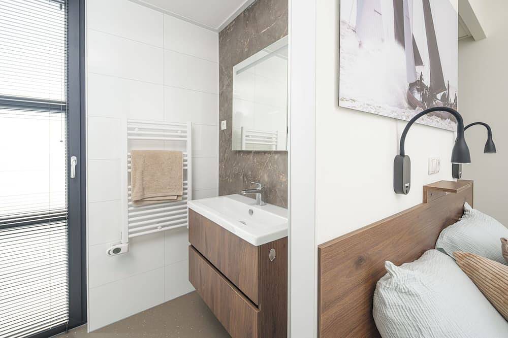 Geniet van een luxe 4-persoons villa vlak bij het water, met twee slaapkamers, twee badkamers en een zonnige tuin met loungeset. in Workum, IJsselmeer