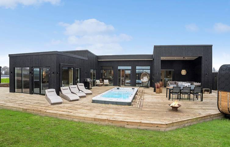 Ferienhaus für 12 Personen, mit Terrasse und Garten sowie Pool und Sauna in Odder und Umgebung