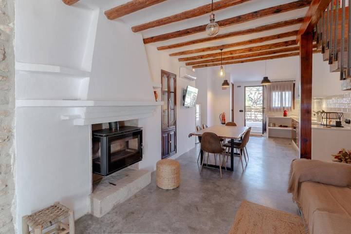 Casa rural para 4 personas, con vistas además de piscina y jardín en Alcalaten