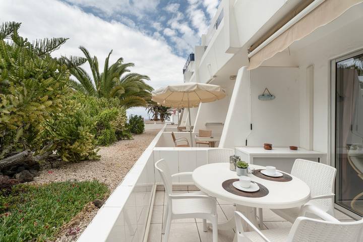 Ferienhaus 'Lovely One Bedroom' mit Gemeinschaftspool, privater Terrasse und WLAN in Playa Puerto Colón, Adeje