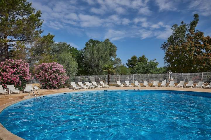 Caravan 'Mobil-home' met Gedeeld Zwembad, Privéterras en Airconditioning in La Roque-d'Anthéron, Aix-en-Provence en omgeving