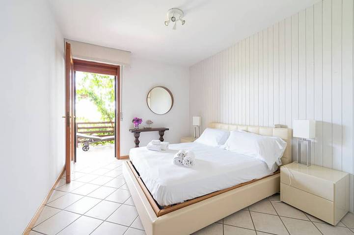Villa directly by the lake with garden. in San Felice del Benaco, Montagnes autour du lac de Garde