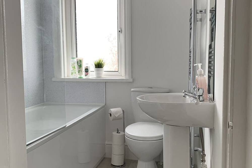 Iris home in Southsea, Portsmouth. 15 minute walk to the seafront! in Portsmouth, Südostengland