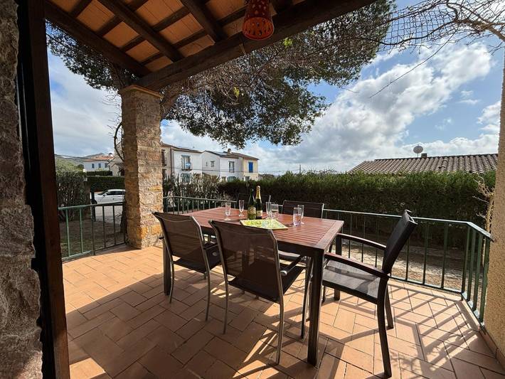 Casa rural para 6 personas, con terraza y piscina además de jardín y vistas, Se admiten mascotas en Torroella de Montgrí - 4