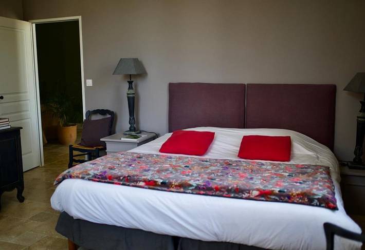 Location de vacances pour 2 personnes, avec piscine ainsi que jardin et vue à Néac - 2