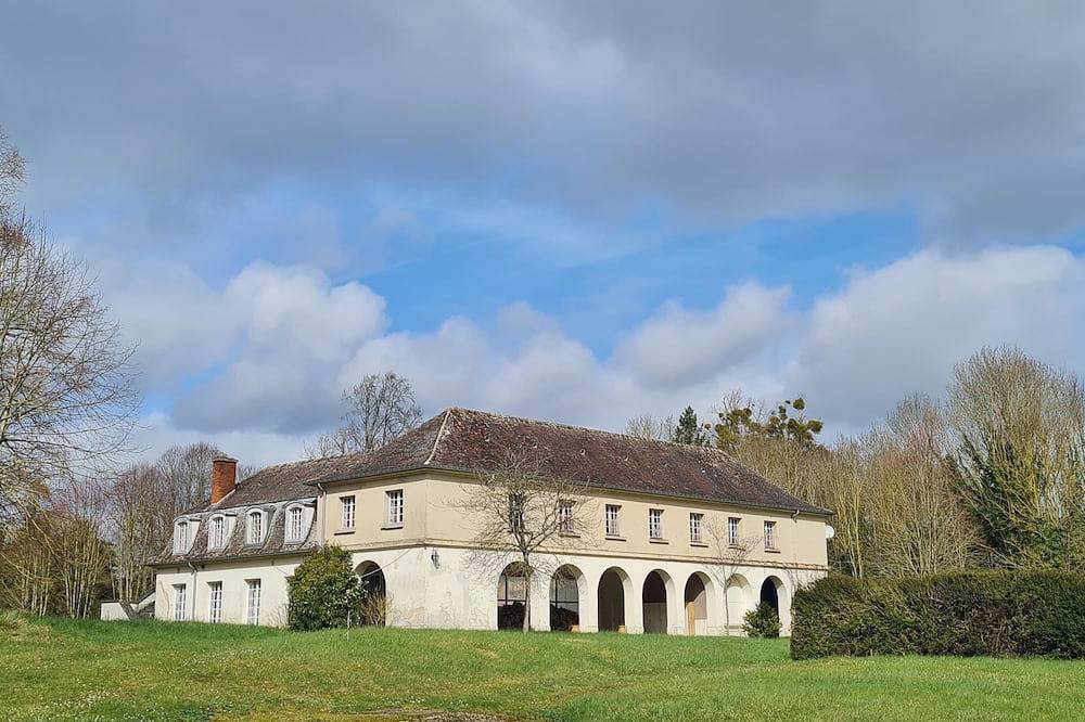 Lodge of Xviiith c Castle - nested in the Parc - 6/7 p - 4 kms from Falaise in Sainte-Thérèse-en-Pays-de-Falaise, Caen region