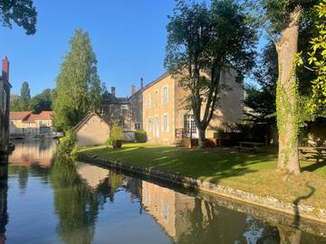 Location de vacances pour 4 personnes, avec vue et jardin à Donzy