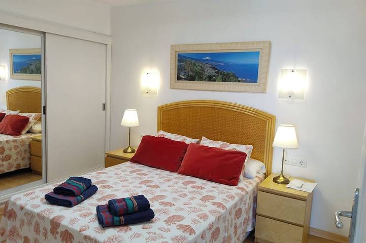 Ganze Wohnung, Horizon Apartment: Large Terrace and Panoramic Ocean View on the Waterfront in Los Cristianos, Arona