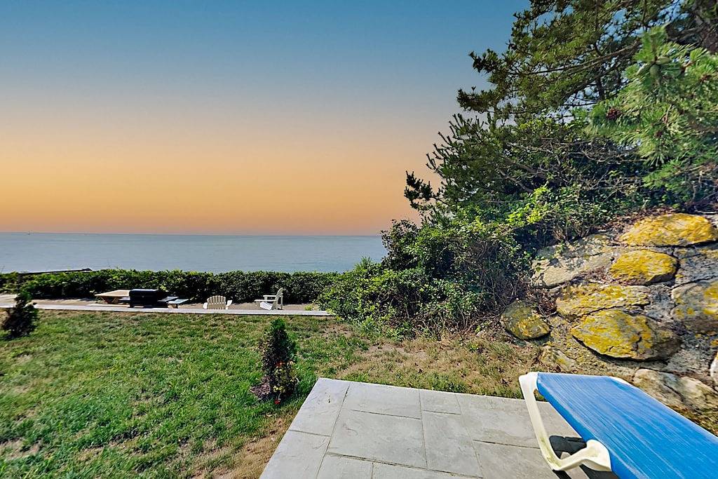 Ganze Wohnung, Sleek, modern home with central Ac - steps to private beach & near trail in Dennis Port, Dennis