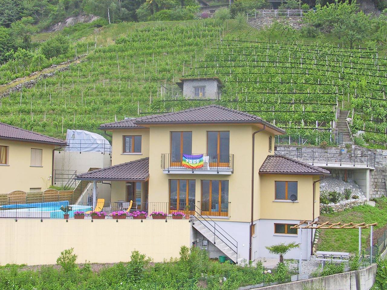 Schönes Einfamilienhaus mit Schwimmbad und Panoramasicht in Cugnasco-Gerra, Tessiner Alpen