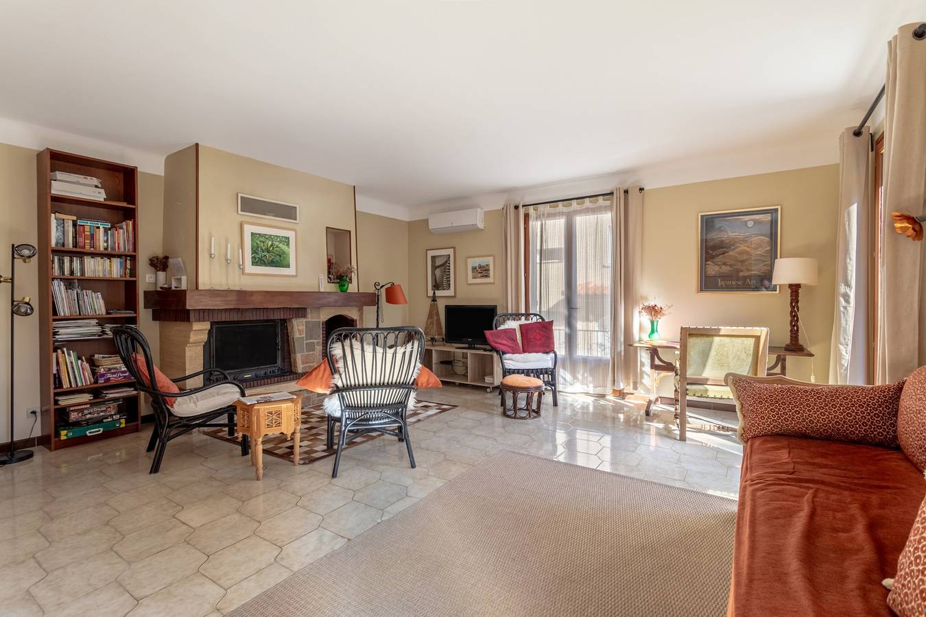 Entire apartment, Côté Jardin Apartment with View, Terrace & Garden, 2 Minutes from Céret Center in Céret, Céret region