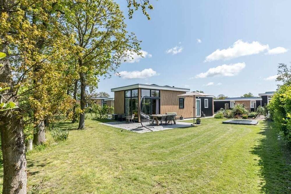 Dieses attraktive Chalet befindet sich in wunderschöner Lage im hinteren Teil von Schouwenduin, umge in Burgh-Haamstede, Zeeuwse Kust