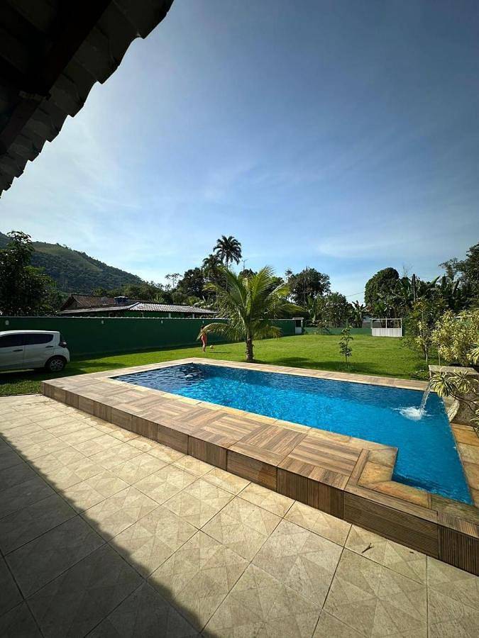 Casas e apartamentos de temporada para 8 pessoas, com balcão e jardim e ainda vista and piscina em Magé
