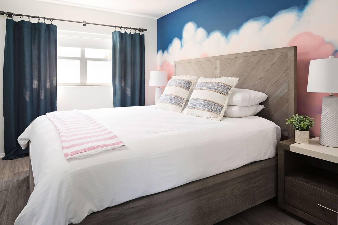 Apartamento entero, New  Modern King Suite   Steps to the Beach  in Clearwater Beach, Clearwater