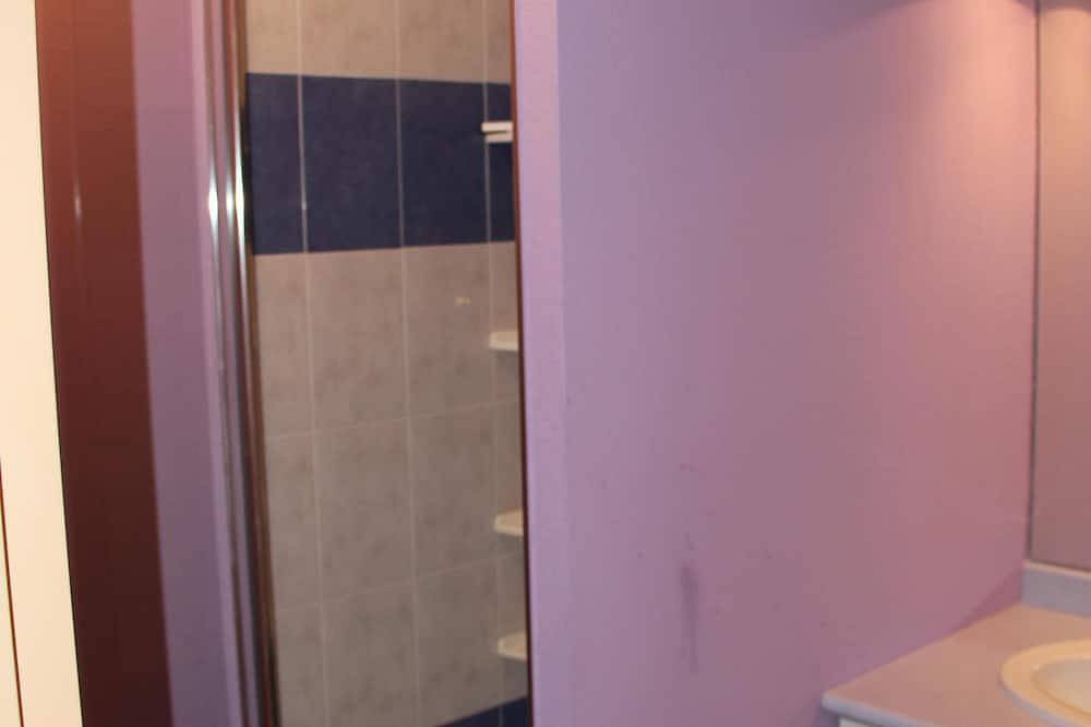Residencia en la zona de Mas des Vignes, 2 piscinas, parking, 6 personas. in Calvisson, Region de Nimes