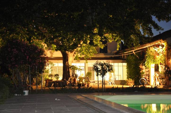 Chambre d’hôte pour 2 personnes, avec terrasse ainsi que piscine et jardin